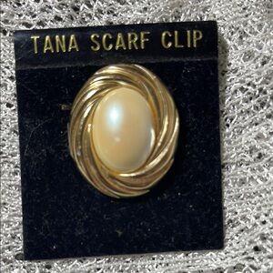 Tana vintage Gold and Cream scarf clip